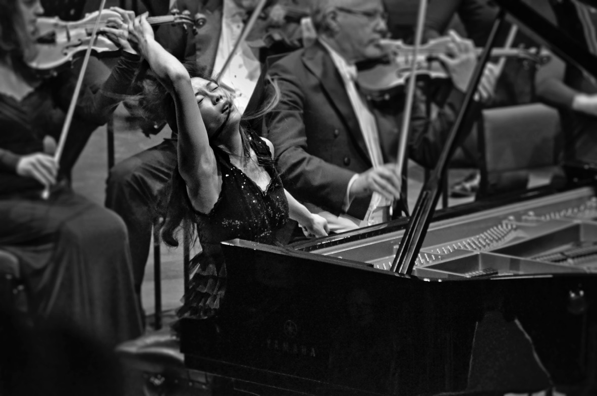 Fanya Lin playing piano