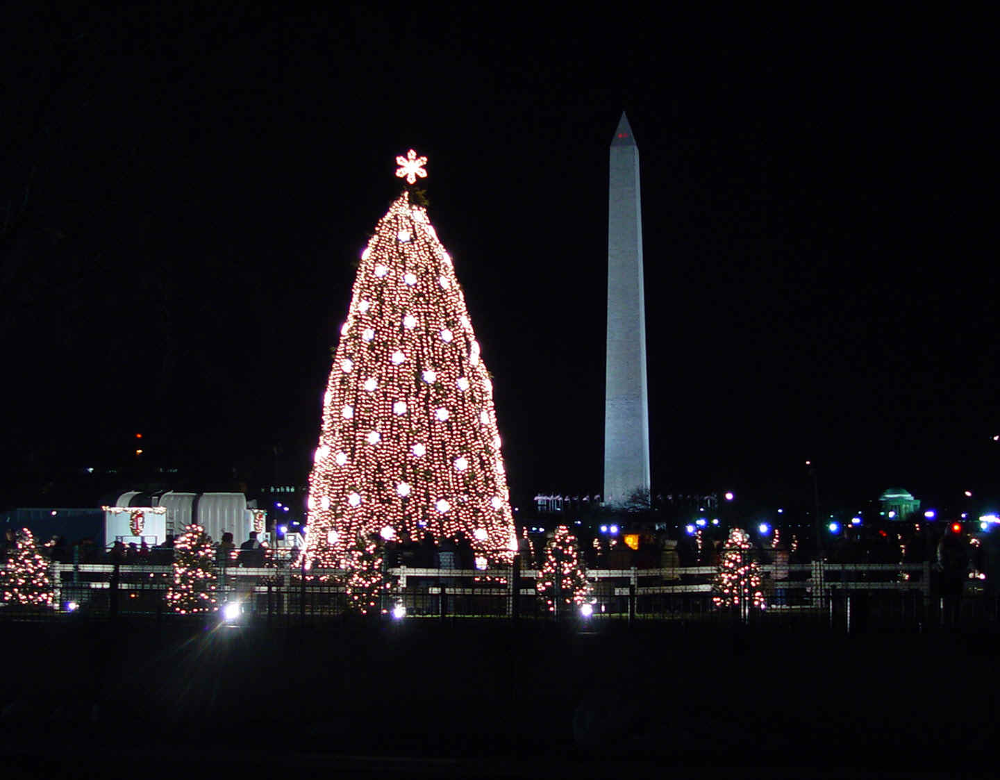 2005NationalChristmasTree06367(small).jpg (250179 bytes)