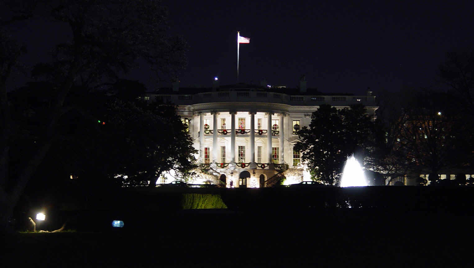 2005WhiteHouseChristmas06360(small).jpg (166758 bytes)