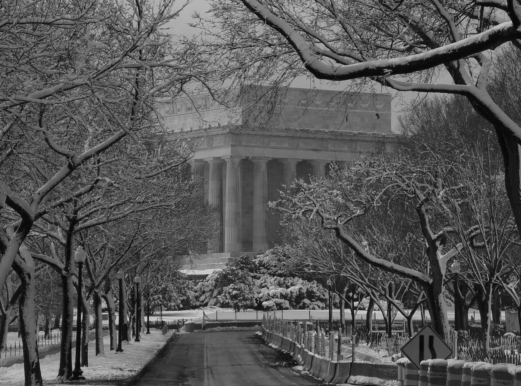 2006SnowyLincolnMemorial06540a.jpg (369585 bytes)