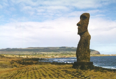 EasterIsland.jpg (101981 bytes)