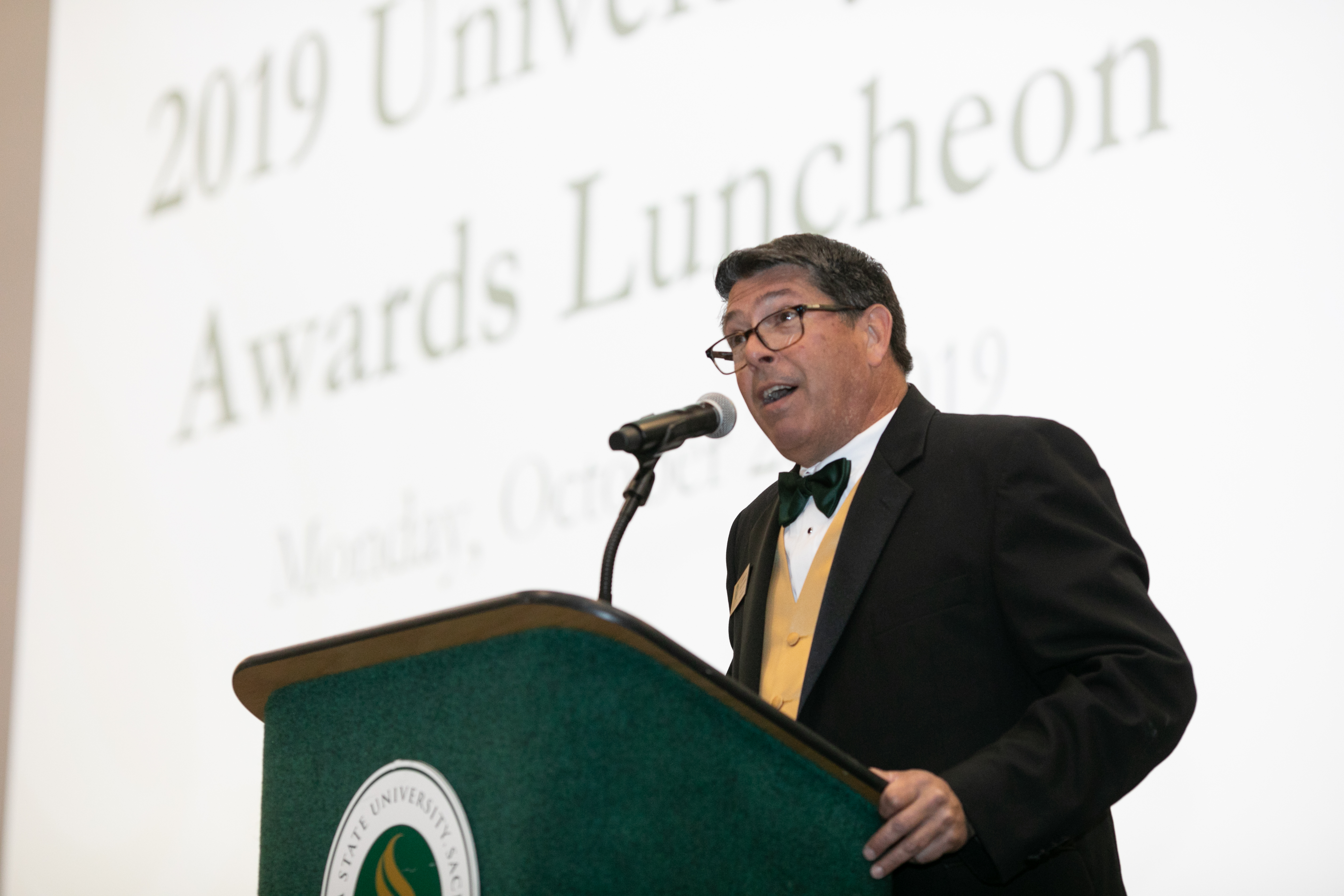 2019 USA President Michael Hendren wear a tuxedo at the podiu